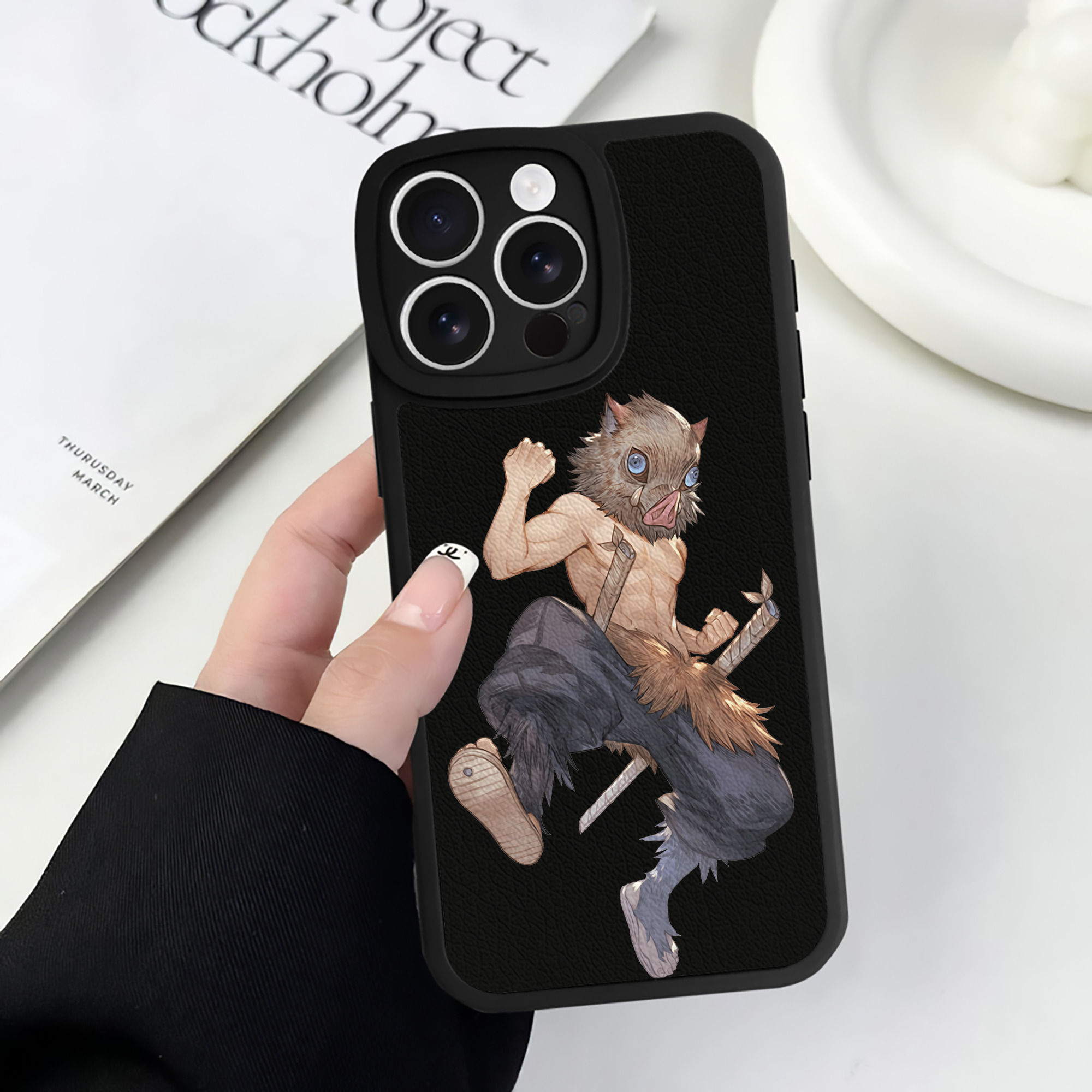 （画像用） 鬼滅の刃（きめつのやいば）嘴平 伊之助／はしびら いのすけ Hashibira Inosuke 【iPhone 16シリーズ対応】シリコンスマホケース（レザー調） 材質：シリコン